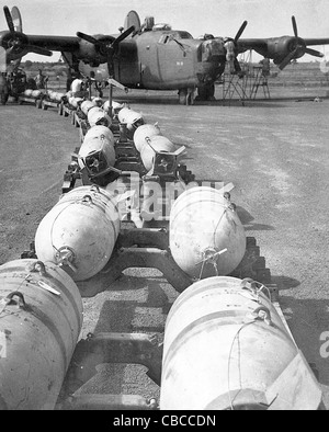 B24 Liberator Bomber ist vor einer Mission geladen Stockfoto