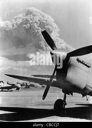 US-Flugzeuge auf einem alliierten Luftwaffenstützpunkt in Italien während WW11 als der Vulkan Vesuv bricht in der Ferne Stockfoto