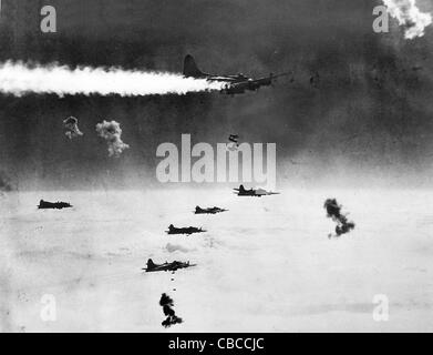 Ein WW11 USAAF B17 Flying Fortress Bomber in Brand, nachdem er auf einer Mission, Bomben über Deutschland durch Flak getroffen. Stockfoto