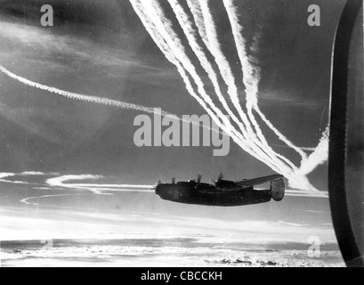 Ein WW11 USAAF B24 Liberator Bomber in großen Höhen auf einer Bombardierung Mission über Deutschland. Stockfoto