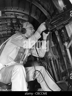 B24 Liberator Taille Kanonier mans sein. 50' Browning Machine Gun Stockfoto