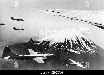 Ein Flug von WW11 amerikanische USAAF B29 Superfortress Bomber fliegen vorbei Berg Fuji in Japan Stockfoto