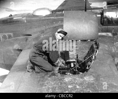 Ein Waffenmeister lädt Munition in die Kanonen von einem NORTHROP P-61 schwarze Witwe Stockfoto