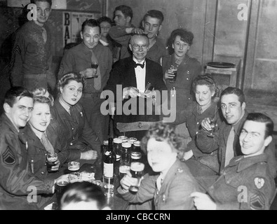 Ein Krieg-Partei. US-Flieger und British Service Frauen Entspannung abseits des Krieges. England. WW11. Stockfoto