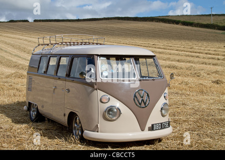 Einen abgesenkten 1966 Split Screen VW Campervan in einem Maisfeld in Cornwall an einem sonnigen Tag aufgenommen Stockfoto