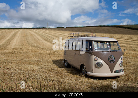 Einen abgesenkten 1966 Split Screen VW Campervan in einem Maisfeld in Cornwall an einem sonnigen Tag aufgenommen Stockfoto