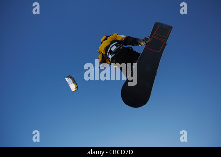 Mann auf Snowboard Windsurfen Stockfoto