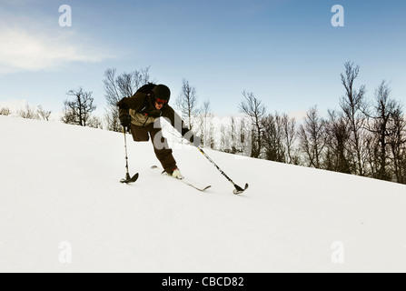 Einbeinige Skifahrer verschneiten Hang Stockfoto