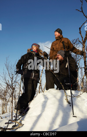 Langläufer ruht im Schnee Stockfoto