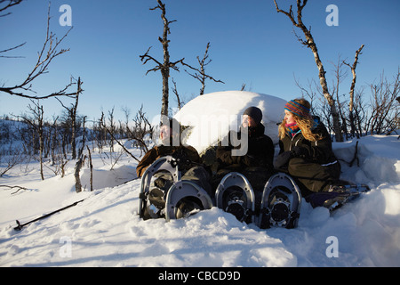 Langläufer ruht im Schnee Stockfoto