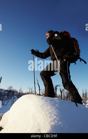 Skilangläufer Wandern im Schnee Stockfoto