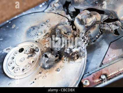 Detail-Aufnahme von einer massiven zerstörten Festplatte Stockfoto