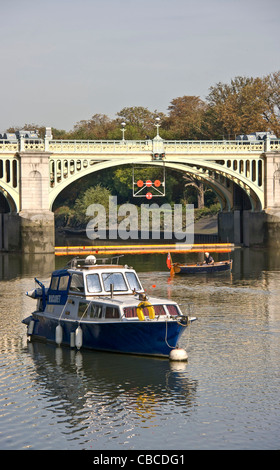 Klasse 2 aufgeführten Richmond Lock Steg und Booten Themse Richmond Surrey England Europa Stockfoto