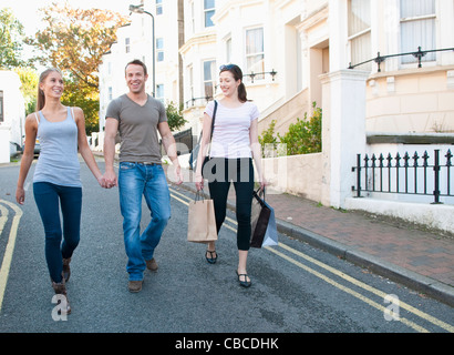 Freunde gehen auf der Dorfstraße Stockfoto