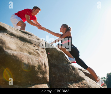 Kletterer, die einander helfen Stockfoto