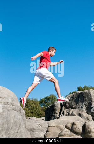 Springen zwischen den Felsen Kletterer Stockfoto