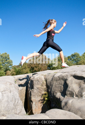 Springen zwischen den Felsen Kletterer Stockfoto