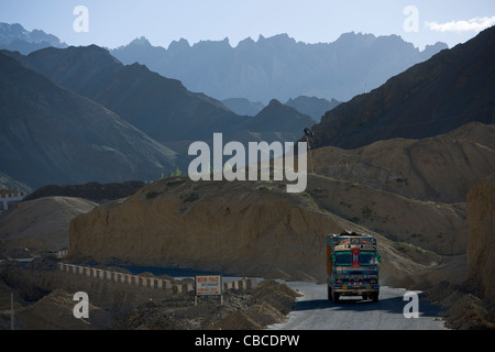 Dekorierte LKW in der Nähe von Gästehaus am Highway Srinagar-Leh (Ladakh) Jammu & Kaschmir, Indien Stockfoto