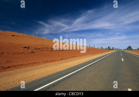 Rotes Zentrum Lasseter Highway n ° 4 Straße zwischen Alice Spring und Ayers rocks, Northern Territory, Australien Stockfoto