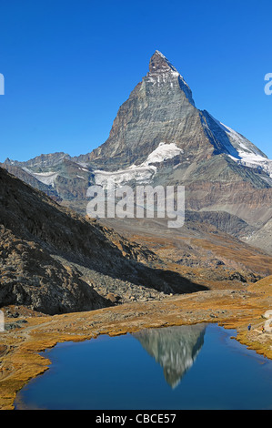 Das Matterhorn ist an den Grenzen der Schweiz und Italien. Es ist 4.478 m hoch. Es überblickt die Stadt Zermatt. Stockfoto