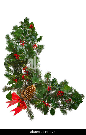 Foto von einem Weihnachtsgirlande in L-Form mit Holly, rote Beeren, Efeu, Fichte, Tannenzapfen und einer roten Schleife. Stockfoto