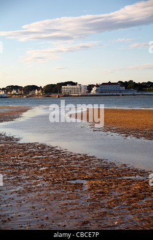 Gezeiten Sie Studland Beach mit Blick über Häuser und Haven Hotel auf Sandbänken, Poole im August Stockfoto