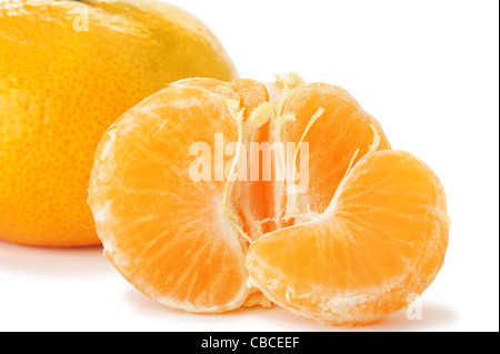 Segmente und die ganze Mandarine. Ein Detailfoto von Obst auf weißem Hintergrund Stockfoto
