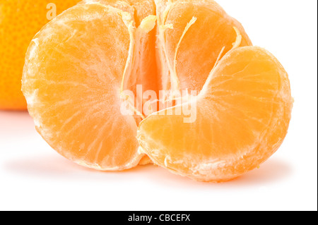 Segmente und die ganze Mandarine. Ein Detailfoto von Obst auf weißem Hintergrund Stockfoto