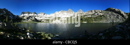 Bergpanorama See Ediza See und die Minarett-Berge in der Sierra Nevada in Kalifornien Stockfoto