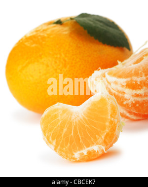 Segmente und die ganze Mandarine. Ein Detailfoto von Obst auf weißem Hintergrund Stockfoto