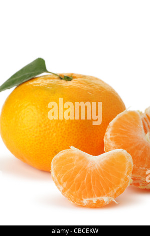 Segmente und die ganze Mandarine. Ein Detailfoto von Obst auf weißem Hintergrund Stockfoto