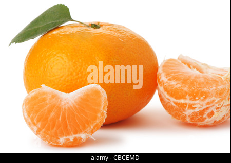 Segmente und die ganze Mandarine. Ein Detailfoto von Obst auf weißem Hintergrund Stockfoto