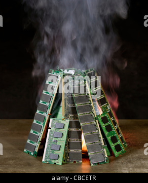 Haufen von random-Access Memory-Sticks und Flamme vor dunklen Rücken Stockfoto