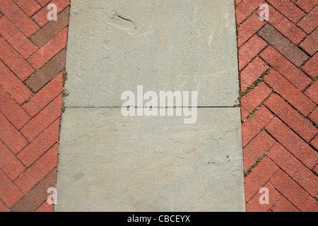 roten Fischgräten Ziegel und grau Sand Stein Gehweg detail Stockfoto