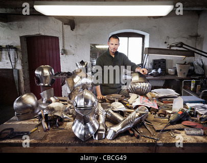 Schmied mit Rüstung im shop Stockfoto