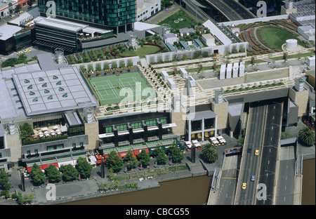 Könige Weg Autobahn überqueren Yarra River Promenade mit Tennis Dach Gericht & Restaurant, Southbank, Melbourne, Victoria, Australien Stockfoto
