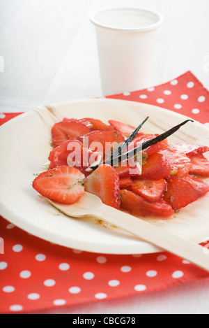 Salat mit Tomaten und Erdbeeren mit Vanille-vinaigrette Stockfoto