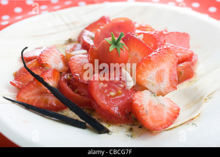 Salat mit Tomaten und Erdbeeren mit Vanille-vinaigrette Stockfoto