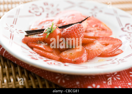 Salat mit Tomaten und Erdbeeren mit Vanille-vinaigrette Stockfoto