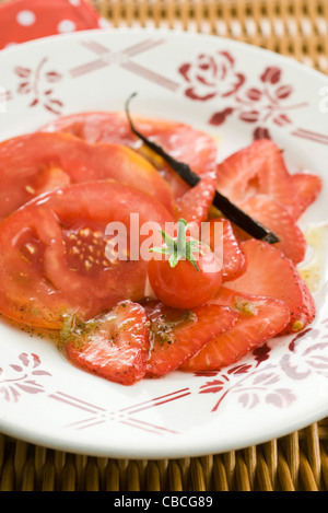 Salat mit Tomaten und Erdbeeren mit Vanille-vinaigrette Stockfoto