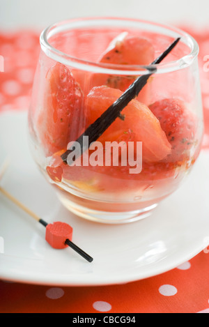 Salat mit Tomaten und Erdbeeren mit Vanille-vinaigrette Stockfoto