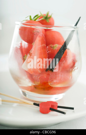 Salat mit Tomaten und Erdbeeren mit Vanille-vinaigrette Stockfoto