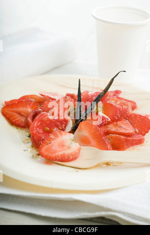 Salat mit Tomaten und Erdbeeren mit Vanille-vinaigrette Stockfoto