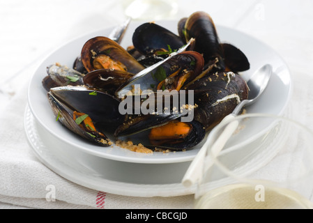 Muscheln mit Weißwein, Knoblauch und Semmelbrösel Stockfoto