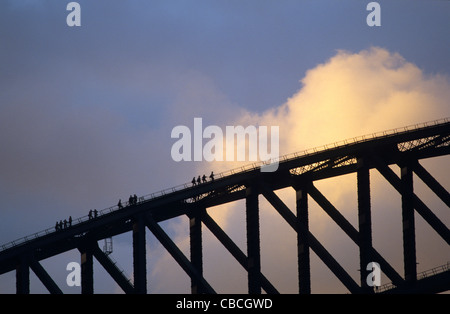 Kletterer Menschen auf Harbour Bridge bei Sonnenuntergang, Sydney, NSW, Australien Stockfoto