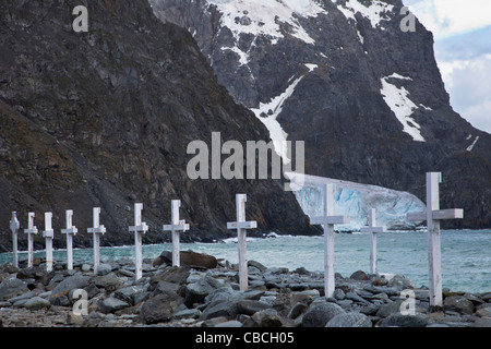 Süd-Orkney-Inseln, Laurie Island. Grabsteine in steinigen Strand, mit Gletscher und Felsen Klippen im Hintergrund Stockfoto