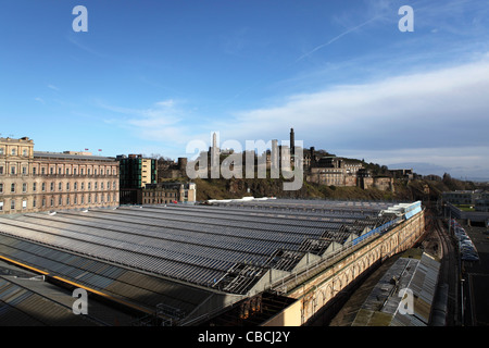 Das Dach des Bahnhof Waverley und Calton Hill in Edinburgh, Schottland. Stockfoto