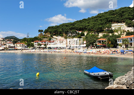 Die geschäftige Stadtstrand und Bucht bei Parga auf dem griechischen Festland. Stockfoto