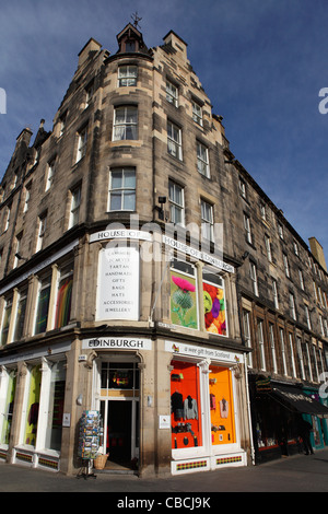 Der House of Edinburgh, ein Souvenir und Geschenk-Shop auf der Royal Mile in Edinburgh, Schottland (High Street). Stockfoto