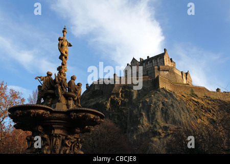 Ross Fountain, gesehen vor Edinburgh Castle in Edinburgh, Schottland. Stockfoto